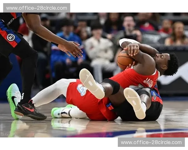 爵士引进小杰克逊组双塔 球权流转问题成季后赛席位隐患 爵士引进小杰克逊组双塔 球权流转问题成季后赛席位隐患