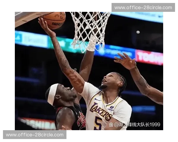 里夫斯湖人后卫小腿拉伤 出战状态列为存疑